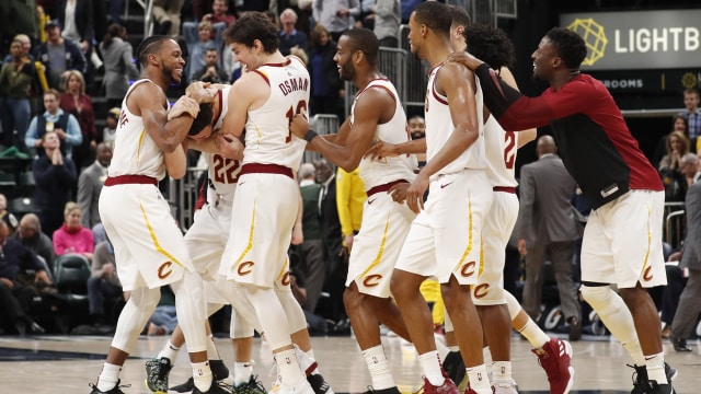 Para pemain Cleveland Cavaliers merayakan kemenangan atas Indiana Pacers. (Foto: Brian Spurlock-USA TODAY Sports via Reuters)