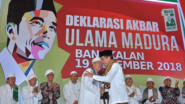 Jokowi diberikan sorban oleh Ulama Madura di Bangkalan. (Foto: Dok. Presidential Palace/Agus Suparto)