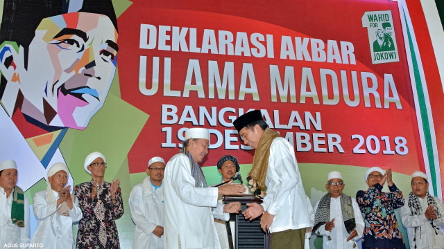 Jokowi diberikan sorban oleh Ulama Madura di Bangkalan. (Foto: Dok. Presidential Palace/Agus Suparto)