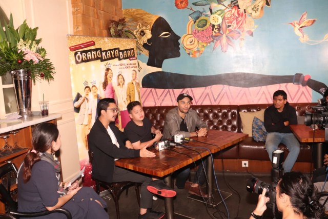 (kiri ke kanan) Derby Romero, Fatih Unru, Refal Hady di jumpa pers film 'Orang Kaya Baru'. (Foto: Munady Widjaja)