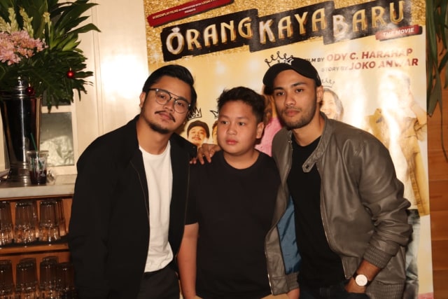 (kiri ke kanan) Derby Romero, Fatih Unru, Refal Hady di jumpa pers film 'Orang Kaya Baru'. (Foto: Munady Widjaja)