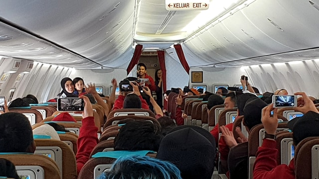 Suasana di pesawat Garuda yang disewa untuk antarkan pemain hingga tamu Gala Premier 'Asal Kau Bahagia'. (Foto: Achmad Rafiq/kumparan)