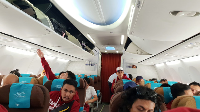 Suasana di pesawat Garuda yang disewa untuk antarkan pemain hingga tamu Gala Premier 'Asal Kau Bahagia'. (Foto: Achmad Rafiq/kumparan)