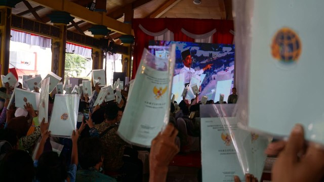 Presiden Joko Widodo membagikan sertifikat tanah untuk rakyat ke warga Madura. Foto: Yudhistira Amran Saleh/kumparan