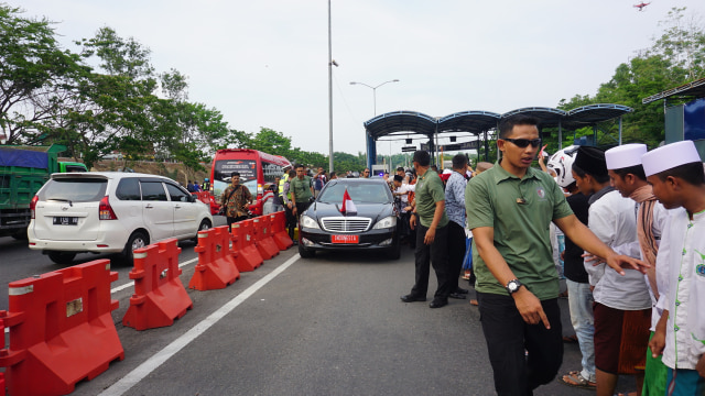Iring-iringan Presiden Jokowi dicegat santri saat masuk ke Tol Suramadu. (Foto: Yudhistira Amran Saleh/kumparan)