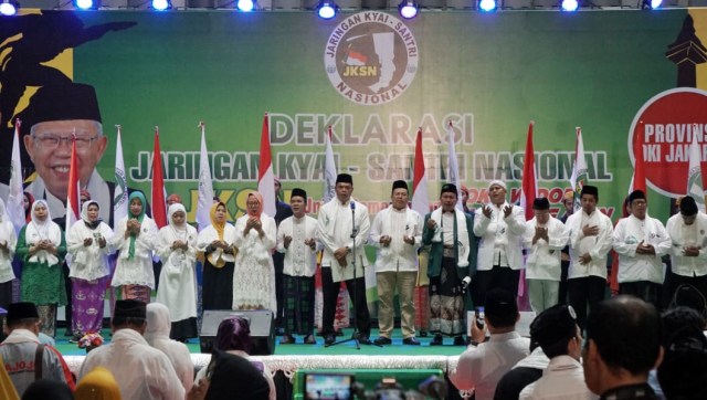Khofifah Indar Parawansa (tengah) di acara deklarasi JKSN wilayah DKI Jakarta untuk pemenangan Jokowi dan Maruf Amin di Istora Senayan, Jakarta, Rabu (19/12/2018). (Foto: Irfan Adi Saputra/kumparan)