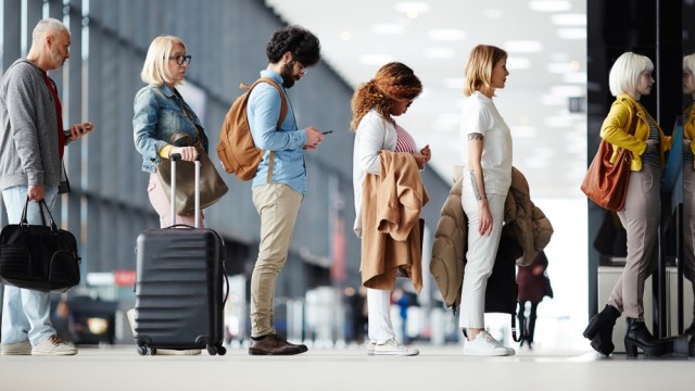 Ilustrasi mengantre di loket check in bandara