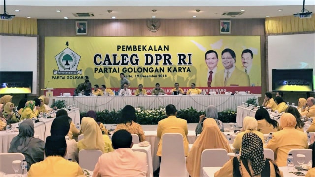 Ketum Partai Golkar Airlangga Hartarto berikan pembekalan kepada seluruh Caleg DPR RI di DPP Golkar. (Foto: Ricad Saka/kumparan)