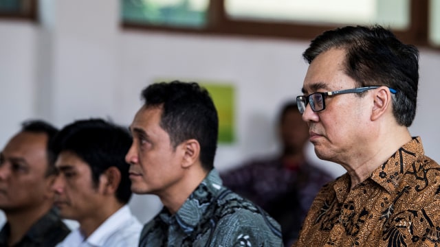 Terdakwa kasus dugaan suap Billy Sindoro (tengah) bersiap menjalani sidang perdana di Pengadilan Negeri Bandung, Jawa Barat, Rabu (19/12/2018). (Foto: ANTARAFOTO/Raisan Al Farisi)