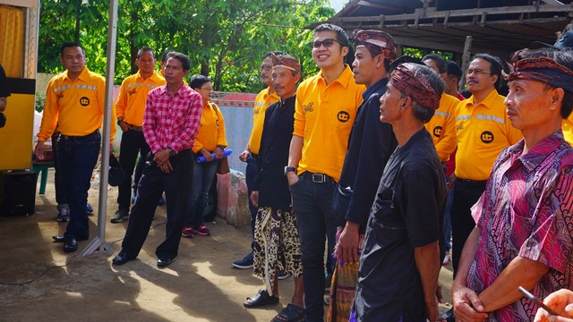 Presiden Direktur UT, Gidion Hasan (tengah) saat meninjau sekolah darurat di Lombok Utara, Rabu (19/12). Foto: Fachrul Irwinsyah/kumparan