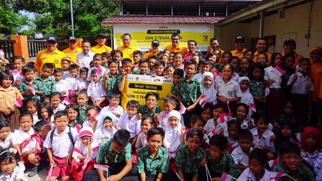 Presiden Direktur UT, Gidion Hasan saat meninjau sekolah darurat di Lombok Utara, Rabu (19/12). (Foto: Fachrul Irwinsyah/kumparan)