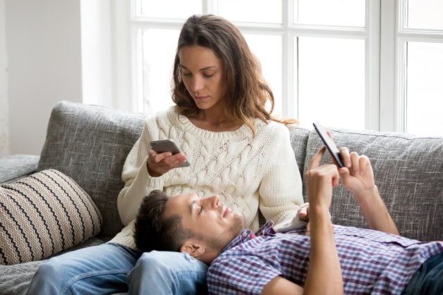 Kurangi penggunaak gadget saat bersama pasangan. (Foto: Shutterstock)
