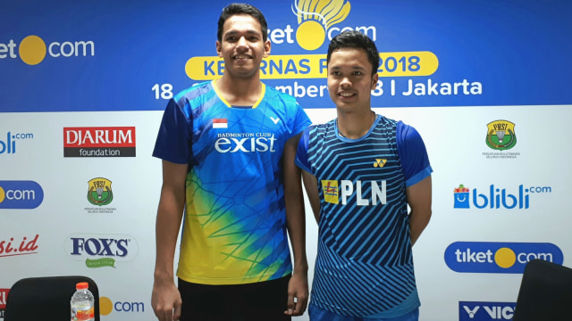 Chico Aura (kiri, PB Exist Jakarta) dan Anthony Ginting (kanan, SGS PLN Bandung), bertanding di sektor tunggal putra Kejurnas PBSI 2018. (Foto: Karina Nur Shabrina)