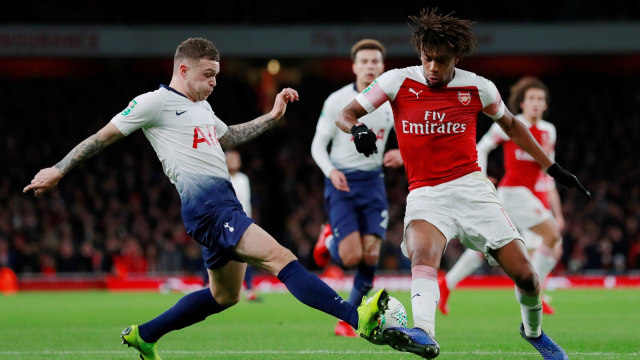 Pemain Arsenal dan Spurs berduel. (Foto: Reuters/Andrew Couldridge)