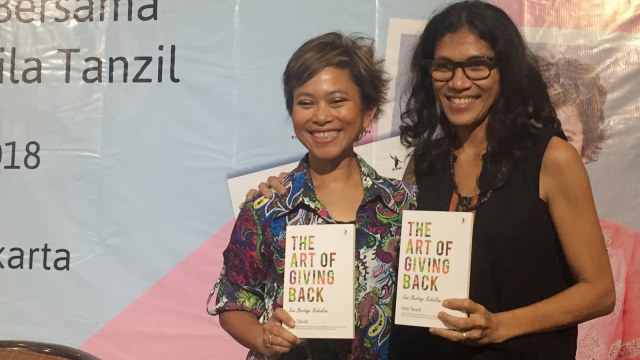 Nila Tanzil (kiri) rilis buku baru, The Art of Giving Back. (Foto: Avissa Harness/ kumparan)
