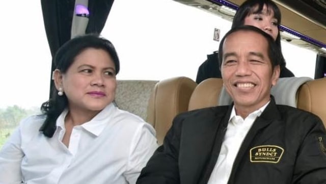 Presiden Joko Widodo dan Iriana di dalam bus Damri tinjau ruas Tol Surabaya-Semarang. (Foto: Dok. Biro Pers Setpres)