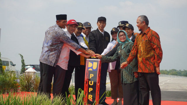 Presiden Joko Widodo resmikan 4 ruas tol baru trans Jawa di Jawa Timur. (Foto: Yudhistira Amran Saleh/kumparan)