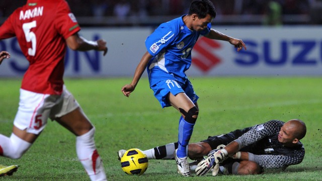 Kiper Indonesia Markus Horison saat pertandingan melawan Filipina pada 19 Desember 2010. (Foto: AFP/ADEK BERRY)