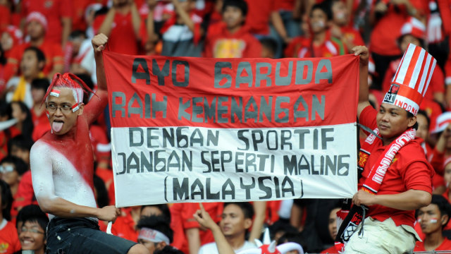 Suporter Indonesia melawan Malaysia di AFF Suzuki Cup 2010 pada 29 Desember 2010. (Foto: AFP/ADEK BERRY)