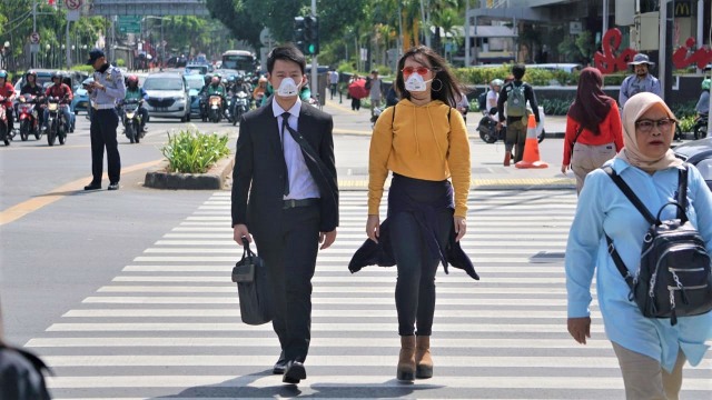 Aksi teatrikal di lintasan penyebrangan Sarinah - Bawaslu oleh gerakan masyarakat non partisan #BersihkanIndonesia, Jakarta (20/12). (Foto: Irfan Adi Saputra/kumparan)