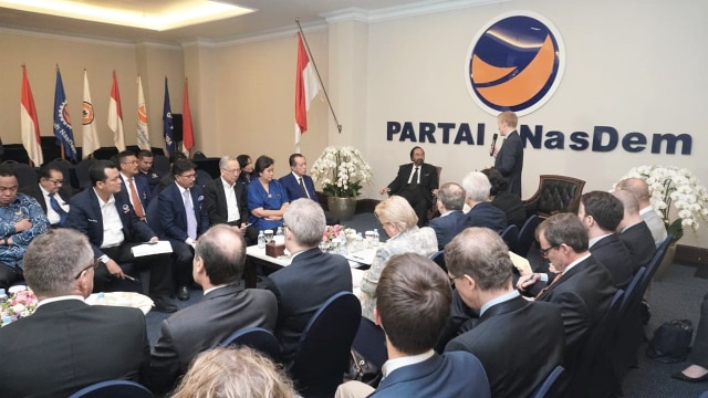 Ketua Partai Nasdem, Surya Paloh saat menerima kunjungan duta besar Uni Eropa. (Foto: Jamal Ramadhan/kumparan)