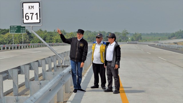 Presiden Jokowi (kiri) ditemani Menteri PUPR, Basuki Hadimuljono (tengah) dan Sekretaris Kabinet, Anung Pramono (kanan), saat di peresmian jalan tol Trans Jawa, Jombang, Jawa Timur. (Foto: Presidential palace/Agus Suparto)