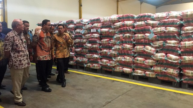 Gubernur DKI Jakarta Anies Baswedan di Food Station Jakarta Timur. (Foto: Moh Fajri/kumparan)