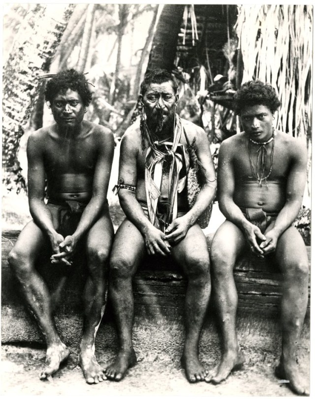 Tiga pria di Ontong Java 1880. (Foto: Dok. British Museum)