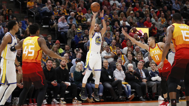Gurad Golden State Warriors, Stephen Curry, melepaskan tembakan tripoin saat melawan Utah Jazz. (Foto: Jeff Swinger-USA TODAY Sports via Reuters)