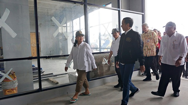 Presiden Jokowi bersama Ibu Negara Iriana Jokowi saat menuju Masjid Rest Area Sragen, Jawa Tengah. (Foto: Yudhistira Amran Saleh)