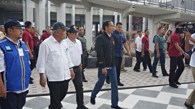 Presiden Jokowi bersama jajaran saat menuju Masjid Rest Area Sragen, Jawa Tengah. (Foto: Yudhistira Amran Saleh)