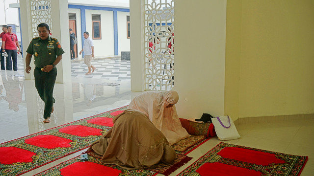 Ibu Negara, Iriana Jokowi saat menunaikan ibadah Salat di Masjid Rest Area Sragen, Jawa Tengah. (Foto: Yudhistira Amran Saleh)