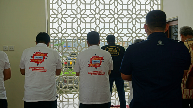 Presiden Jokowi saat menjadi Imam Salat di Masjid Rest Area Sragen, Jawa Tengah. (Foto: Yudhistira Amran Saleh)