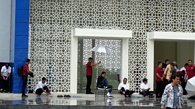Presiden Jokowi saat akan menunaikan ibadah Salat di Masjid Rest Area Sragen, Jawa Tengah. (Foto: Yudhistira Amran Saleh)