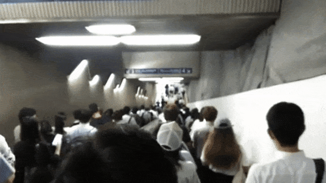 Suasana pengguna eskalator di Jepang. (Foto: Youtube/@Japan, no filter)