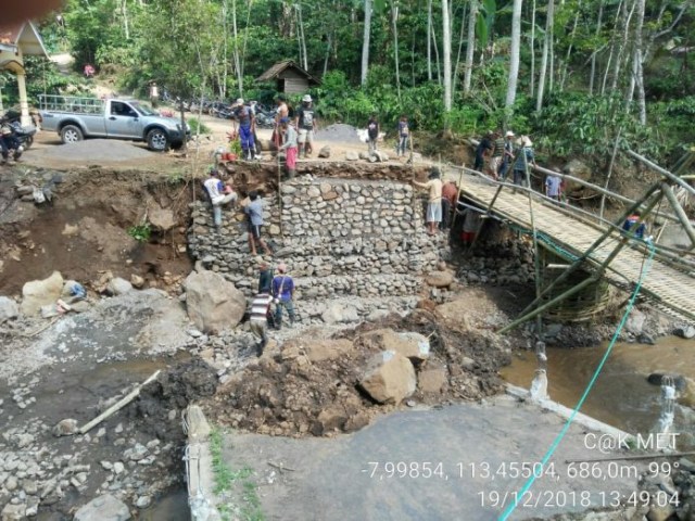 Pengerjaan Jembatan Dusun Lawang Kedaton Dikebut