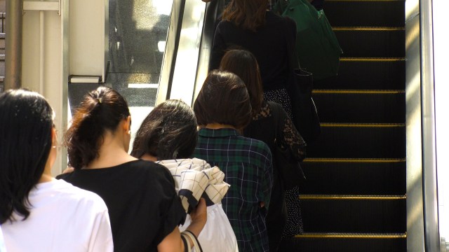 Masyarakat Jepang Berbaris Rapi Saat Menggunakan Eskalator (Foto: Shutter Stock)