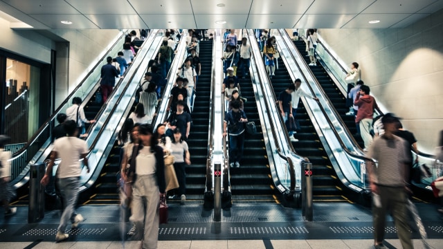 Masyarakat Jepang menggunakan Eskalator. (Foto: Shutter Stock)