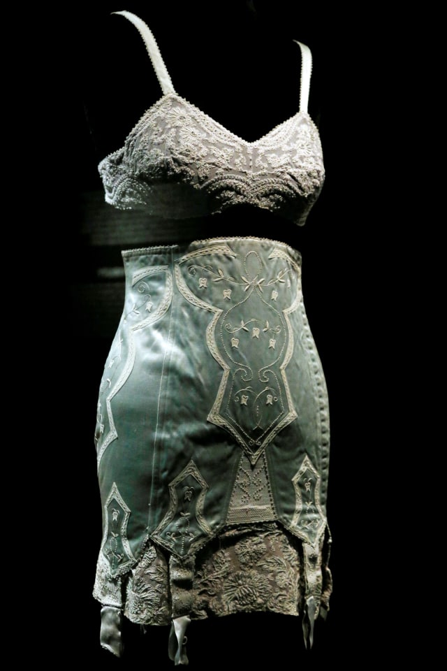 Pakaian dalam wanita yang di pamerkan di Arts Decoratifs Museum di Paris. (Foto: AFP/FRANCOIS GUILLOT)