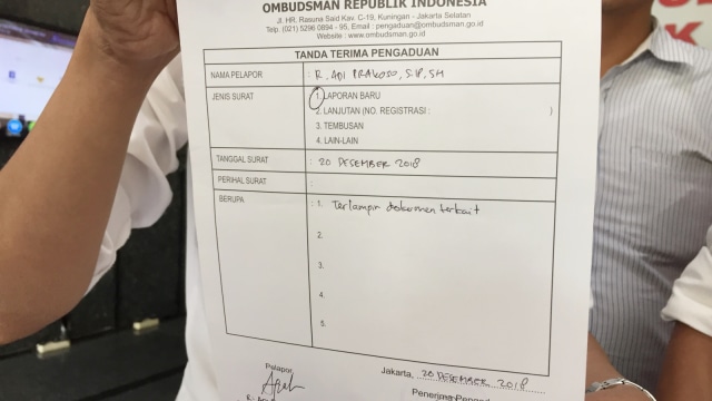 Barisan Advokat Indonesia menunjukan tanda terima pengaduan Ombudsman. (Foto: Darin Atiandina/kumparan)