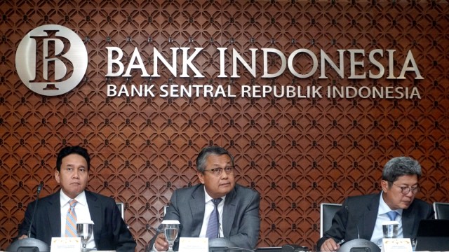 Gubernur BI, Perry Warjiyo (tengah) dalam Rapat Dewan Gubernur (RDG) Bank Indonesia (BI). (Foto: Fanny Kusumawardhani/kumparan)