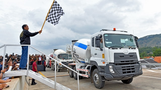 Presiden Joko Widodo meresmikan Tol Trans Jawa di Jembatan Kalikuto, Sragen, Jawa Tengah. (Foto: Presidential Palace/Agus Suparto)