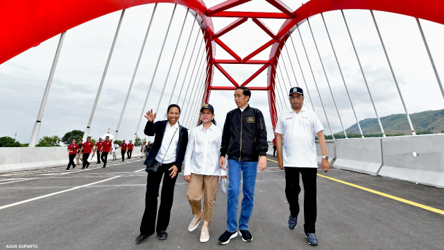 Presiden Joko Widodo usai meresmikan Tol Trans Jawa di Jembatan Kalikuto, Sragen, Jawa Tengah. (Foto: Presidential Palace/Agus Suparto)