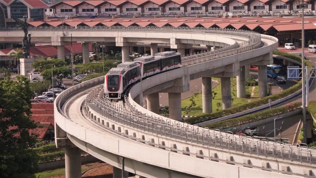 Skytrain di kawasan Bandara Soekarno-Hatta. Foto: Jamal Ramadhan/kumparan