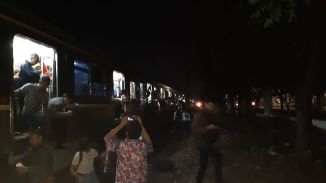 KRL arah Bogor Stuck setelah Tanjung Barat. (Foto: Dok. Martono)