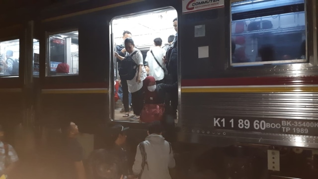 KRL arah Bogor Stuck setelah Tanjung Barat. (Foto: Dok. Martono)