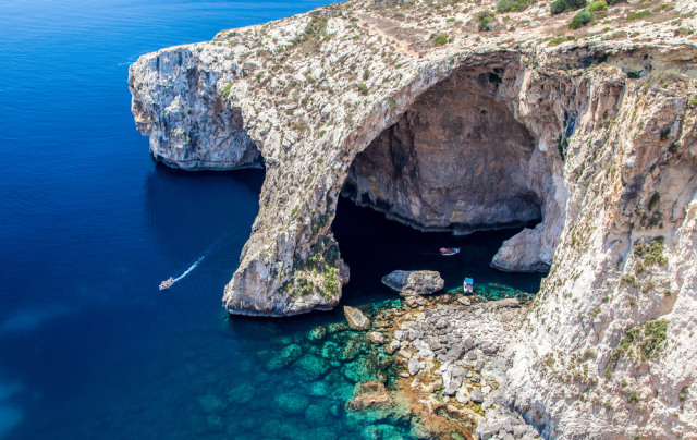 Akses menuju Gua Blue Grotto (Foto: Shutter Stock)