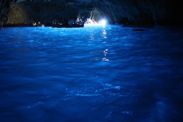 Cantiknya Gua Blue Grotto (Foto: Shutter Stock)