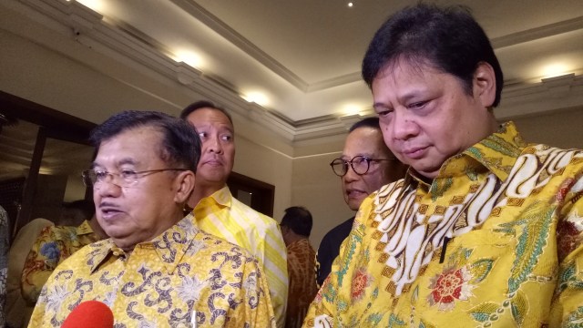 Jusuf Kalla dan Ketum Golkar, Airlangga Hartarto. (Foto: Kevin Kurnianto/kumparan)