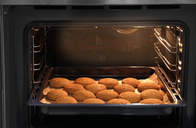 Panggang satu loyang kue bergantian (Foto: Shutter Stock)